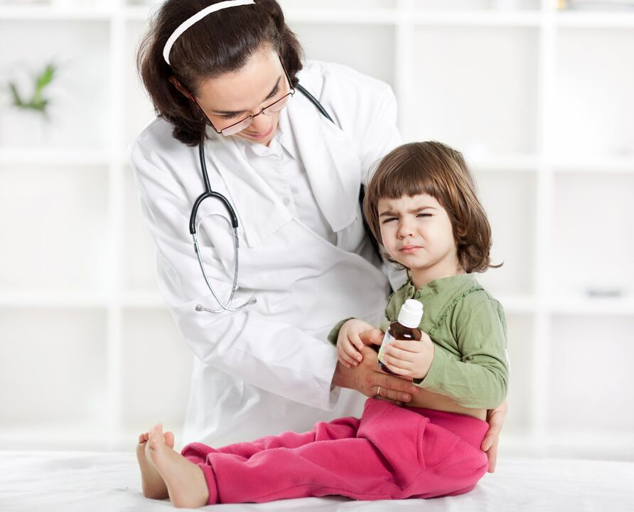 The doctor examines the child for signs of worms