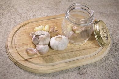 Garlic empty to remove parasites from the body